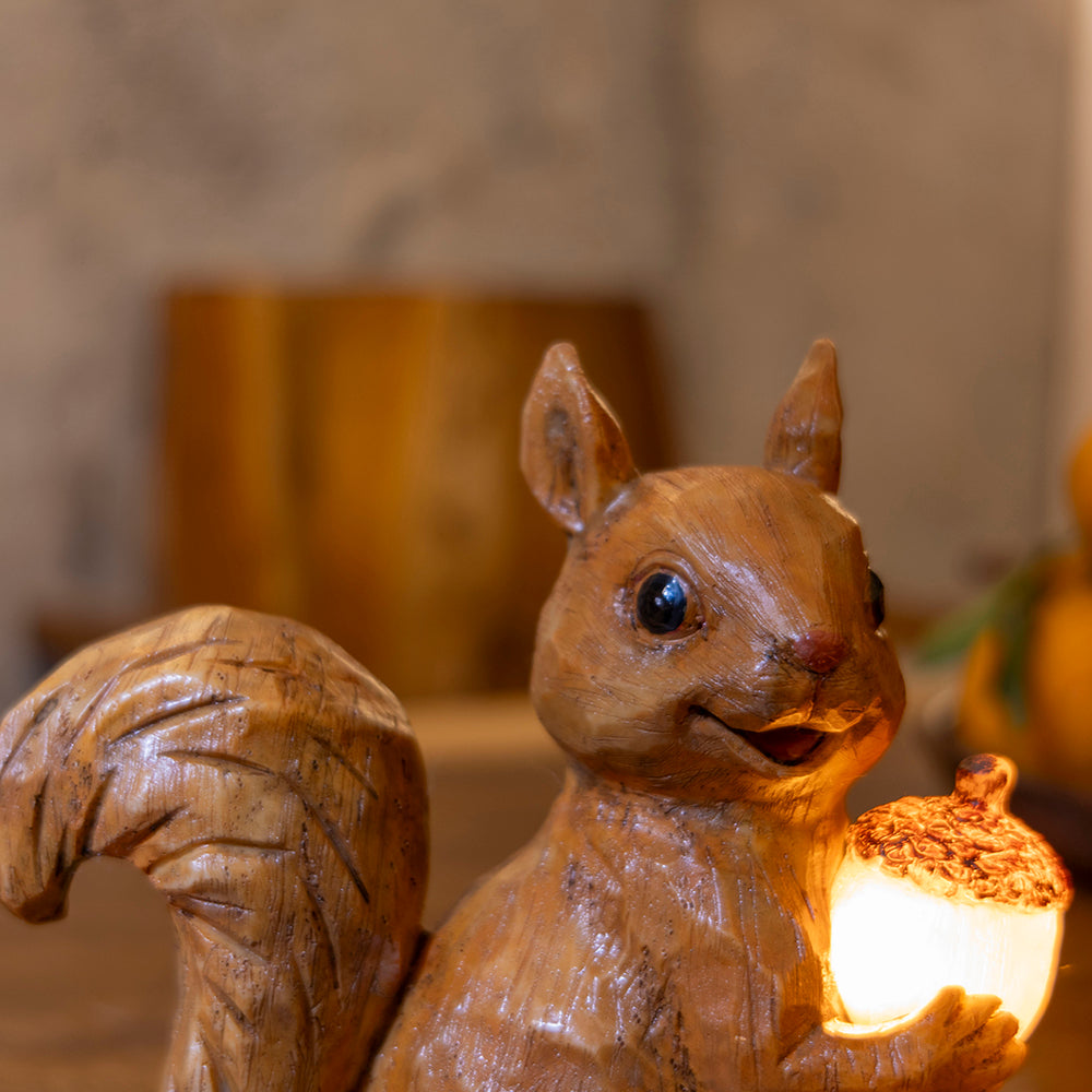 Resin Squirrel Figurine with LED Acorn Light, Wood-Look Animal Statue for Home Decor, Tabletop Ornament for Living Room, Bedroom, Office & Rustic Farmhouse