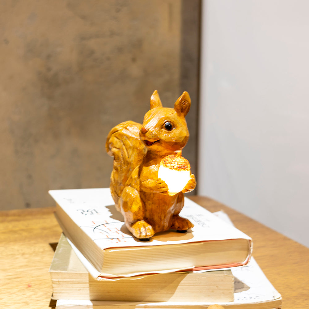 Resin Squirrel Figurine with LED Acorn Light, Wood-Look Animal Statue for Home Decor, Tabletop Ornament for Living Room, Bedroom, Office & Rustic Farmhouse