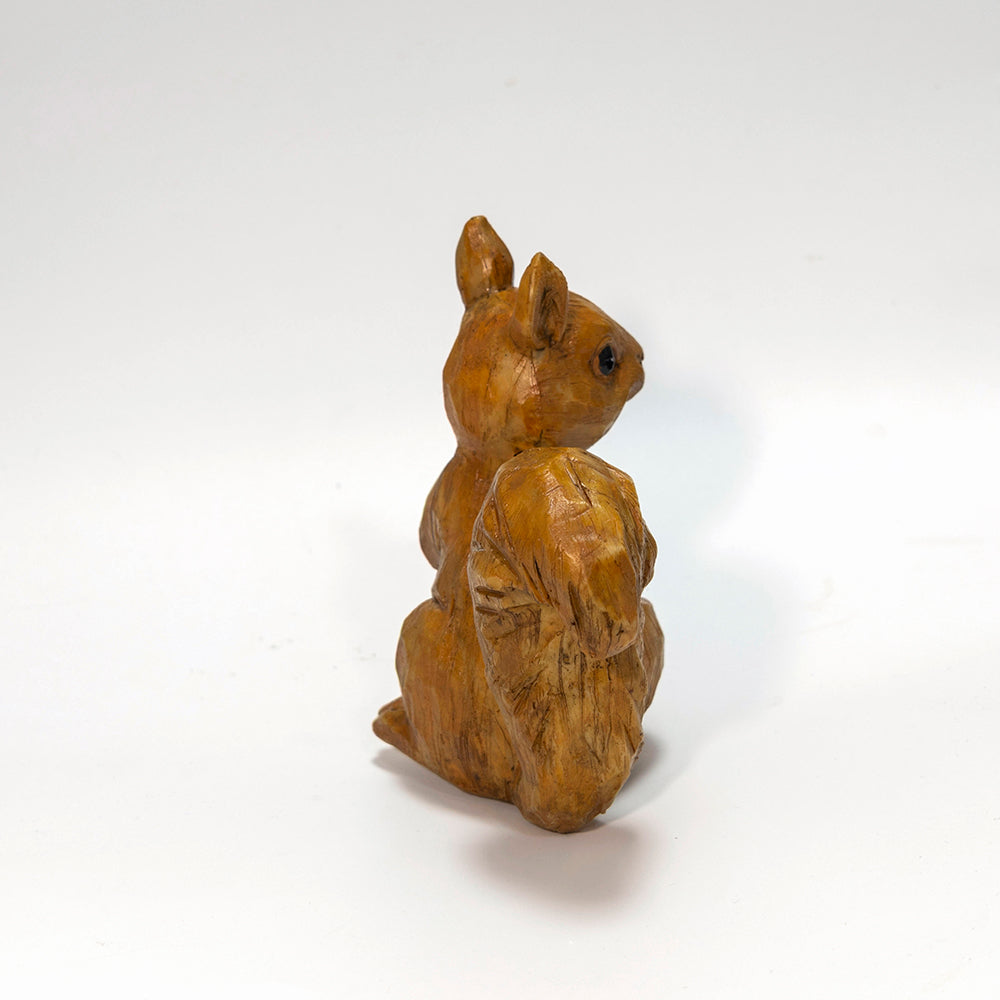 Resin Squirrel Figurine with LED Acorn Light, Wood-Look Animal Statue for Home Decor, Tabletop Ornament for Living Room, Bedroom, Office & Rustic Farmhouse